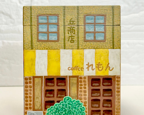 昔懐かしい重厚感のある喫茶店（看板建築）の絵を描いた木箱です。誕生