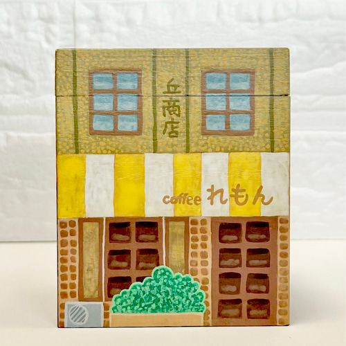 昔懐かしい重厚感のある喫茶店（看板建築）の絵を描いた木箱です。誕生