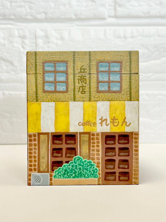 昔懐かしい重厚感のある喫茶店（看板建築）の絵を描いた木箱です。誕生