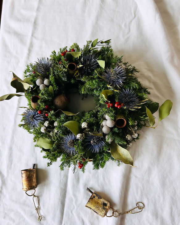 送料無料 深い森の針葉樹薫る落ち着いた雰囲気の蒼いクリスマスリース