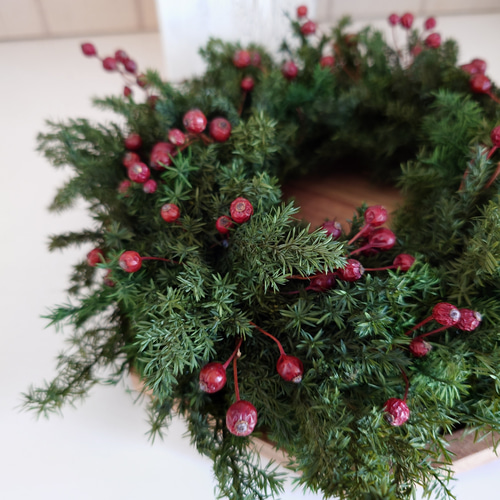 真っ赤な木の実のリースグリーンと赤のインテリアキャンドルリース