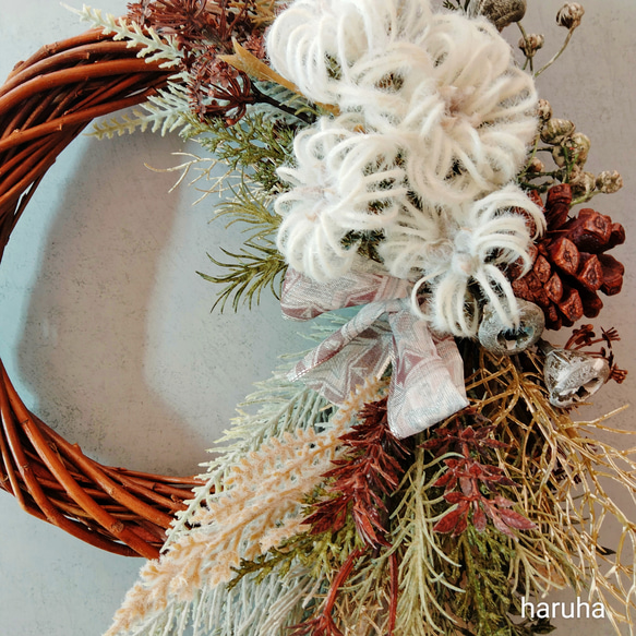 Creema限定 シックなクリスマスリース アートフラワーリース ハーフリース 冬 モノトーン 4枚目の画像