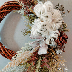 Creema限定 シックなクリスマスリース アートフラワーリース ハーフリース 冬 モノトーン 2枚目の画像