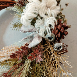 Creema限定 シックなクリスマスリース アートフラワーリース ハーフリース 冬 モノトーン 3枚目の画像