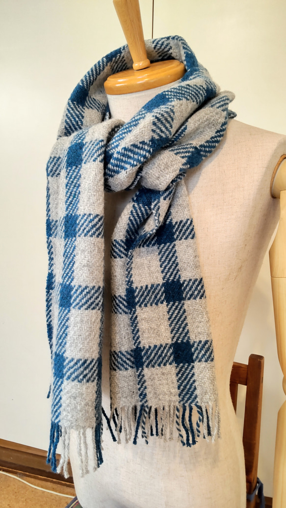 手織り 羊毛(ウール)100%マフラー スコットランドラムウール ブルー格子 1枚目の画像