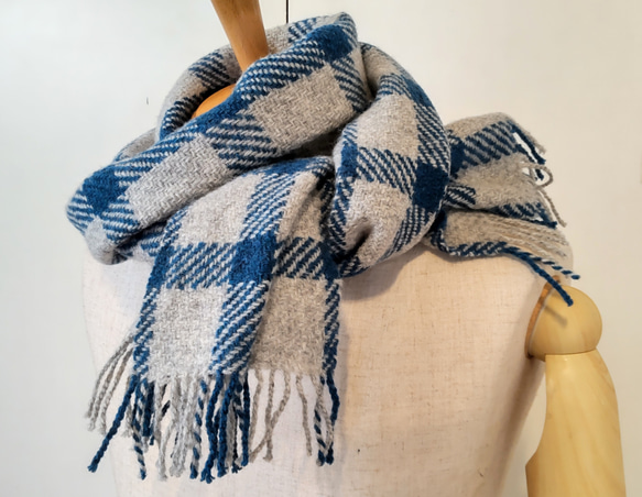 手織り 羊毛(ウール)100%マフラー スコットランドラムウール ブルー格子 4枚目の画像