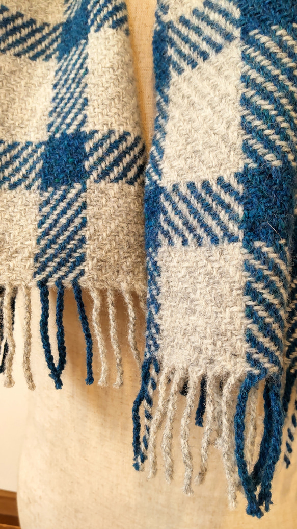 手織り 羊毛(ウール)100%マフラー スコットランドラムウール ブルー格子 6枚目の画像