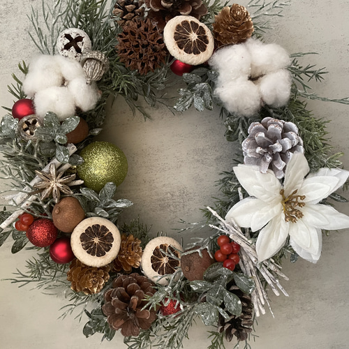 送料込み クリスマスリース 造花 玄関リース 木の実 マツカサ コットン