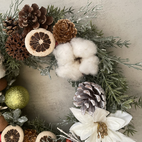 送料込み クリスマスリース 造花 玄関リース 木の実 マツカサ コットン