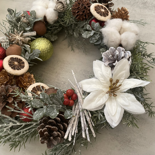 送料込み クリスマスリース 造花 玄関リース 木の実 マツカサ コットン