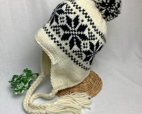 ○雪柄編み込み模様の耳当て付きニット帽（オフ白) ニット帽・ビーニー