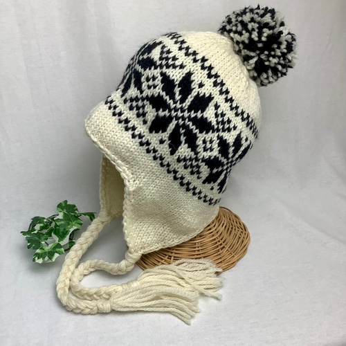 ○雪柄編み込み模様の耳当て付きニット帽（オフ白) ニット帽・ビーニー