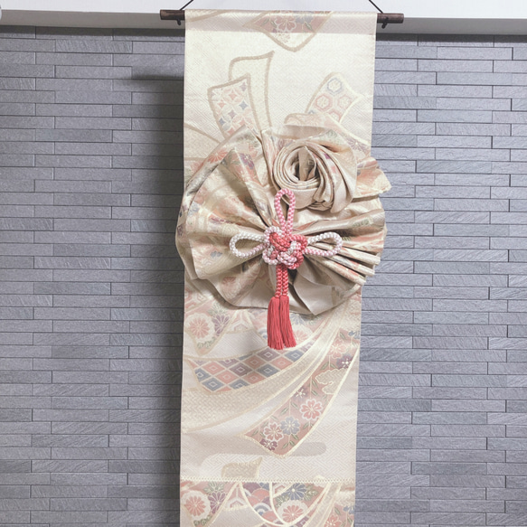 帯をリメイクした飾り結びのあるタペストリー　玄関に　床の間に　 1枚目の画像