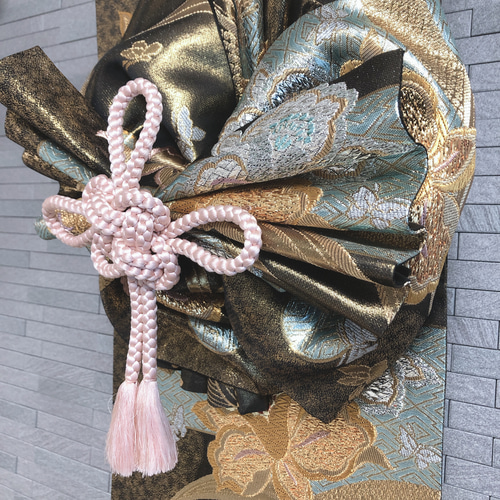 帯をリメイクした飾り結びのあるタペストリー 玄関に 床の間に お正月