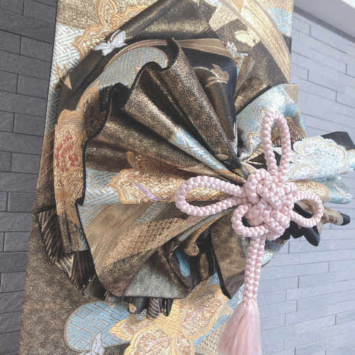 帯をリメイクした飾り結びのあるタペストリー 玄関に 床の間に お正月