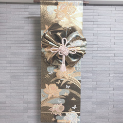 帯をリメイクした飾り結びのあるタペストリー　玄関に　床の間に　お正月飾りに 1枚目の画像