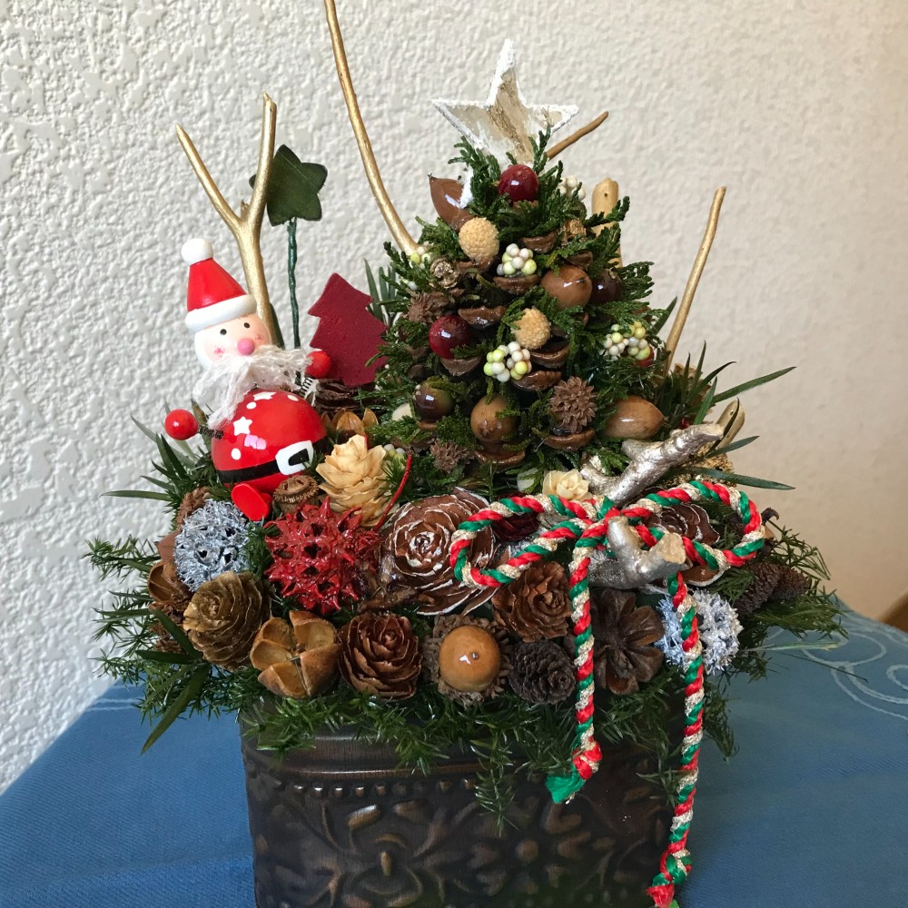 《X'mas》 北欧の森のサンタと小さなツリーのアレンジメント 高さ24cm（新作＊1点限定＊即発送出来ます）