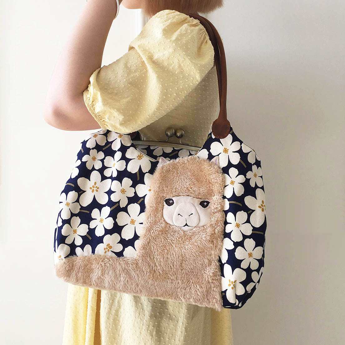 ブラウン がまぐち 大容量 可愛いファーアルパカ レザーハンドル トートショルダー ハンド レディースバッグ