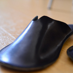 本革タンニンなめしレザーのルームシューズ　オールブラックのルームスリッパ　サンダル　足にやさしくなじむ　選べるカラー 1枚目の画像