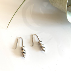 Silver950 Dangoピアス/ハンドメイド ナバホパール/両耳用 1枚目の画像