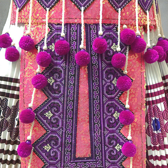 モン族民族衣装 ブラウス・ラップスカート・前掛け・腰帯 ４点セット ピンク・パープル系 6枚目の画像