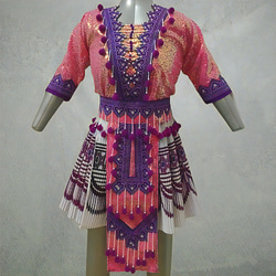 モン族民族衣装 ブラウス・ラップスカート・前掛け・腰帯 ４点セット ピンク・パープル系 1枚目の画像