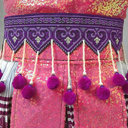 モン族民族衣装 ブラウス・ラップスカート・前掛け・腰帯 ４点セット ピンク・パープル系 17枚目の画像