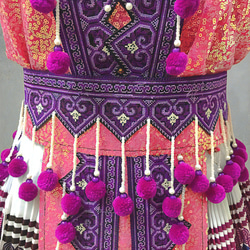 モン族民族衣装 ブラウス・ラップスカート・前掛け・腰帯 ４点セット ピンク・パープル系 5枚目の画像
