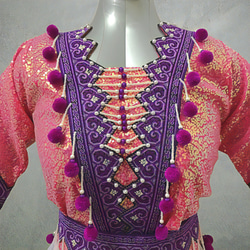 モン族民族衣装 ブラウス・ラップスカート・前掛け・腰帯 ４点セット ピンク・パープル系 2枚目の画像