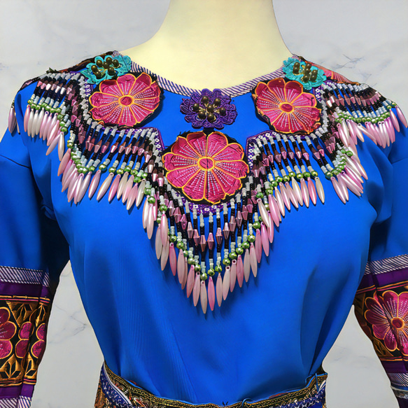 モン族の民族衣装 ブラウス・スカート・前掛け・腰帯 ４点セット ブルー系 2枚目の画像