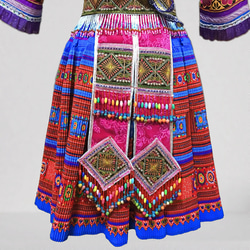 モン族の民族衣装 ブラウス・スカート・前掛け・腰帯 ４点セット ブルー系 12枚目の画像
