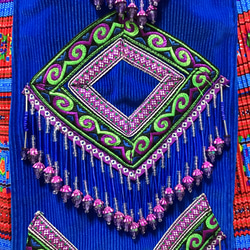 モン族の民族衣装 ブラウス・スカート・前掛け・腰帯 ４点セット ブルー系 5枚目の画像