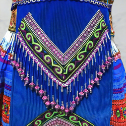 モン族の民族衣装 ブラウス・スカート・前掛け・腰帯 ４点セット ブルー系 4枚目の画像