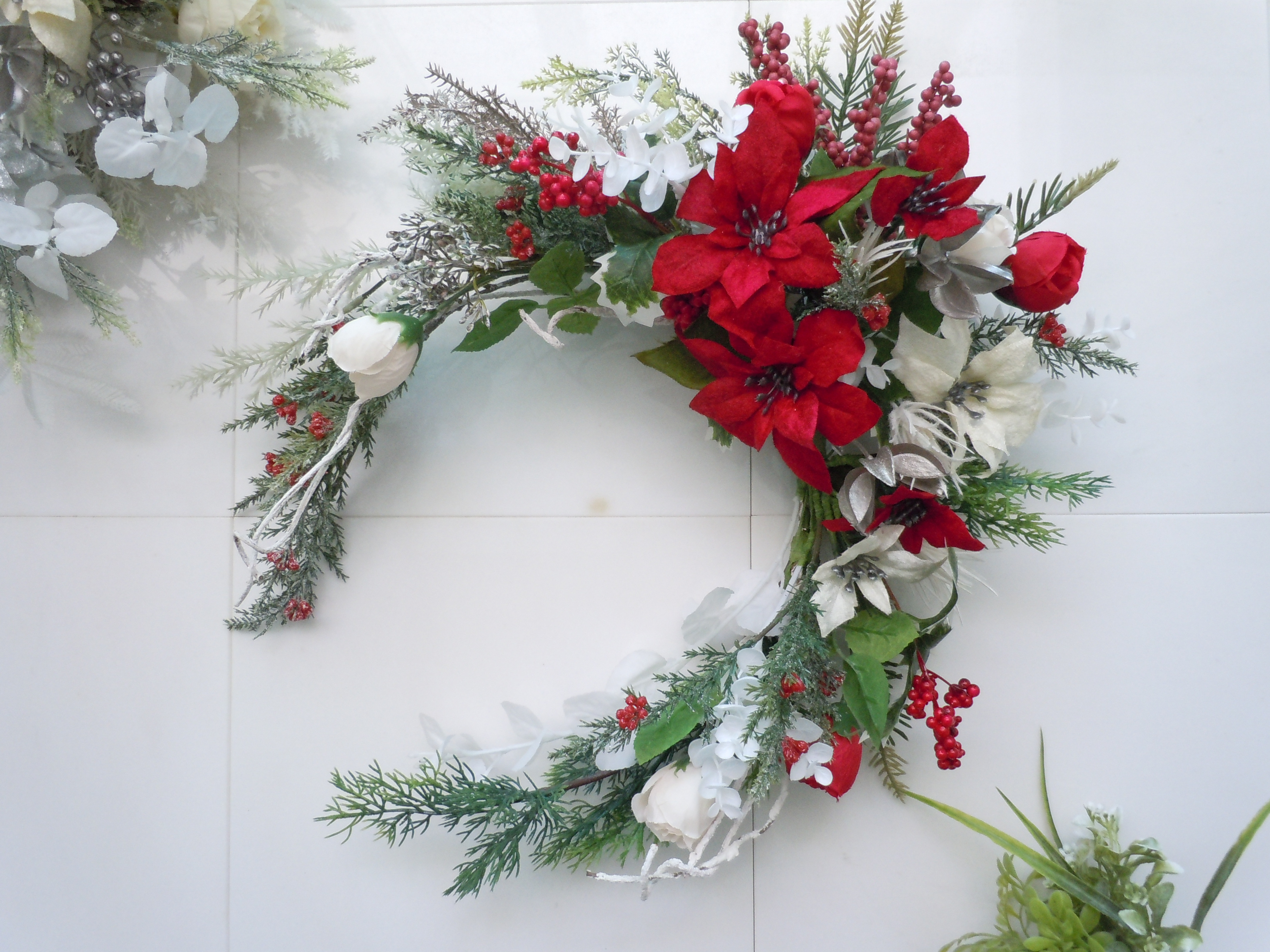◆大きなクリスマスリース＊ハーフムーン＊ポインセチア◆レッド＆ホワイト フラワーリース クリスマスアレンジ 壁掛けリース