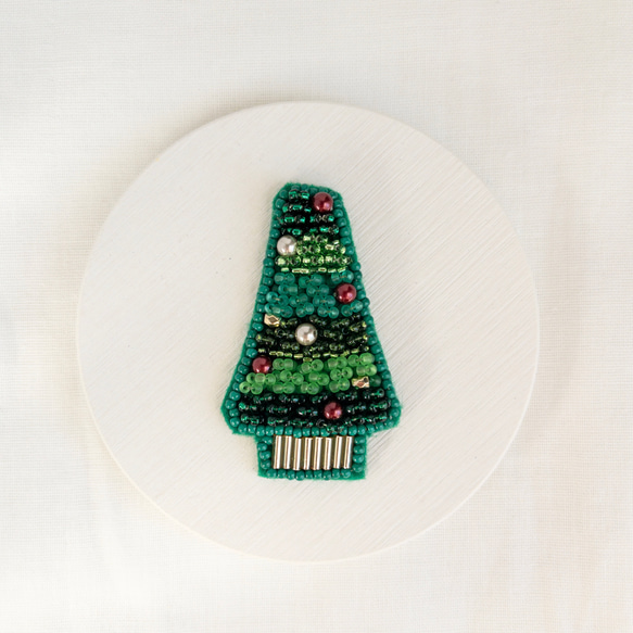 専用　ビーズ刺繍ブローチ　ハンドメイド　クリスマス ビーズ刺繍ブローチ クリスマスツリー1 ブローチ Mayu 通販