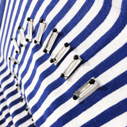 優しく汎用性の高い手縫いビーズ柄ルーズ青白ストライプTEE 4枚目の画像