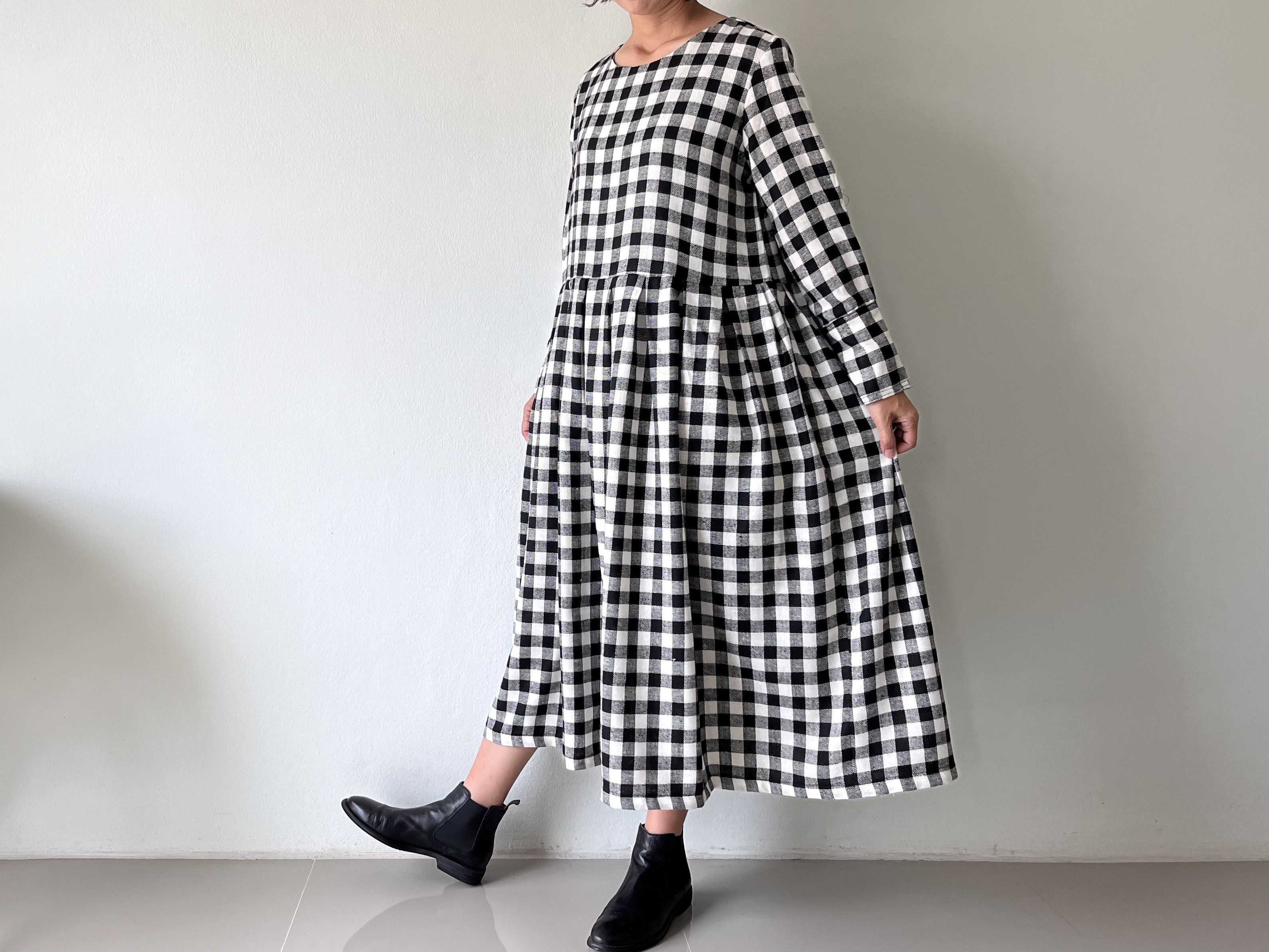 ゆったり着られて、ちゃんとかわいい　英国風モノトーンのロングワンピース  秋冬　ポケット付き OP575