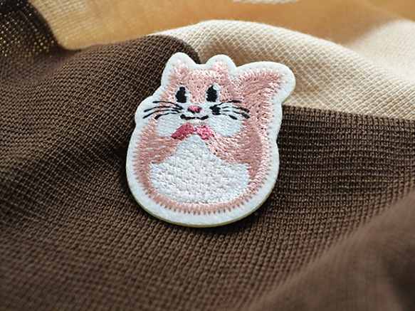 かわいい刺繍ワッペン　もふもふエゾモモンガ　シール付き　アップリケ 2枚目の画像