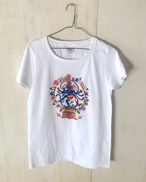 【送料無料】レディースTシャツLサイズ/手染めナータラージャのTシャツ/ホワイトఆ 1枚目の画像