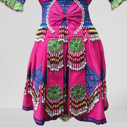 モン族民族衣装 ブラウス・ラップスカート・前掛け・腰帯 ４点セット ピンク・ブルー系 14枚目の画像