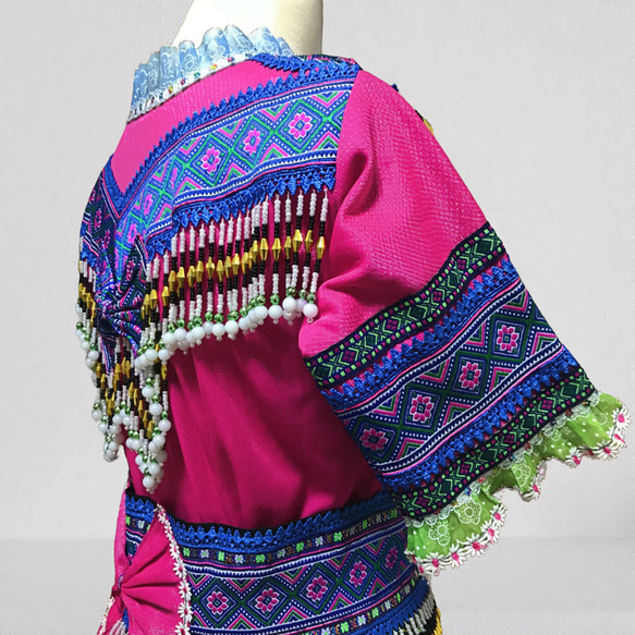 モン族民族衣装 ブラウス・ラップスカート・前掛け・腰帯 ４点セット ピンク・ブルー系 18枚目の画像