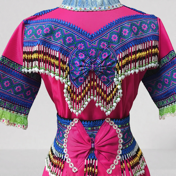 モン族民族衣装 ブラウス・ラップスカート・前掛け・腰帯 ４点セット ピンク・ブルー系 13枚目の画像