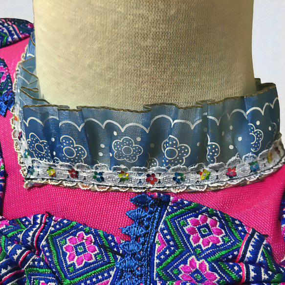 モン族民族衣装 ブラウス・ラップスカート・前掛け・腰帯 ４点セット ピンク・ブルー系 5枚目の画像