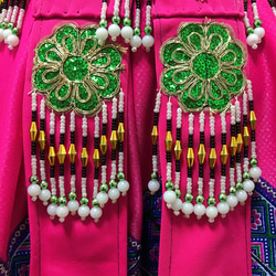 モン族民族衣装 ブラウス・ラップスカート・前掛け・腰帯 ４点セット ピンク・ブルー系 16枚目の画像