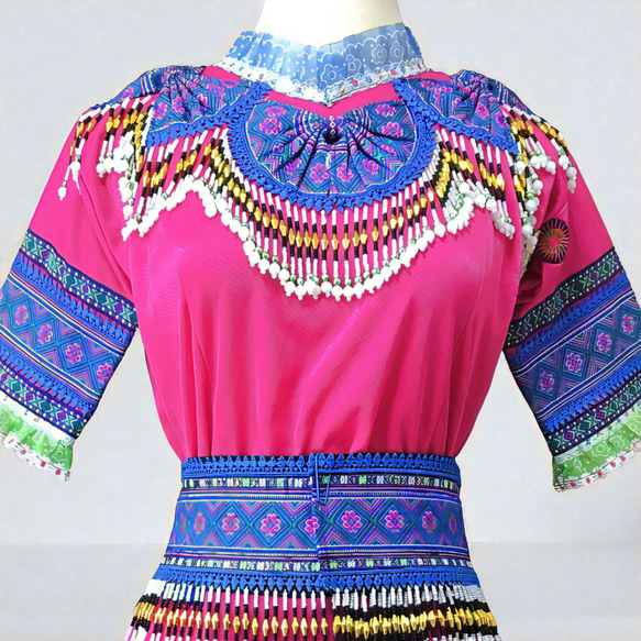 モン族民族衣装 ブラウス・ラップスカート・前掛け・腰帯 ４点セット ピンク・ブルー系 2枚目の画像