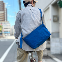 簡約而永恆的防水尼龍 KONBU 單肩包 DRIFTER-S：藍色 &lt;定制&gt; 第1張的照片