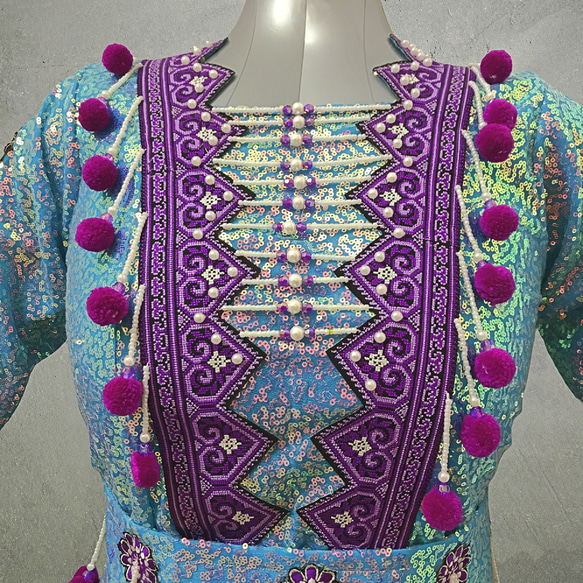 モン族民族衣装 ブラウス・ラップスカート・前掛け・腰帯 ４点セット ライトブルー・紫系 2枚目の画像
