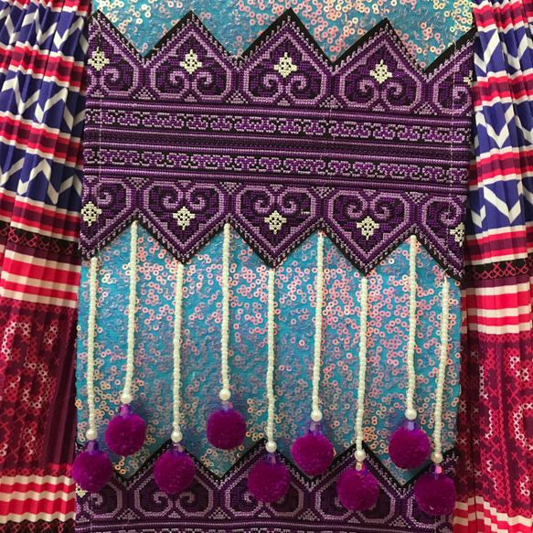モン族民族衣装 ブラウス・ラップスカート・前掛け・腰帯 ４点セット ライトブルー・紫系 5枚目の画像