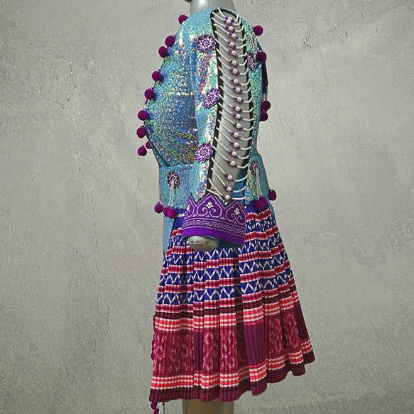 モン族民族衣装 ブラウス・ラップスカート・前掛け・腰帯 ４点セット ライトブルー・紫系 8枚目の画像