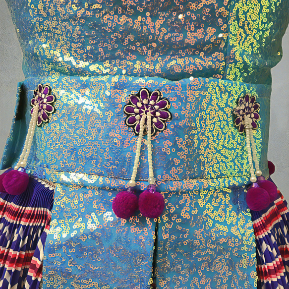 モン族民族衣装 ブラウス・ラップスカート・前掛け・腰帯 ４点セット ライトブルー・紫系 13枚目の画像